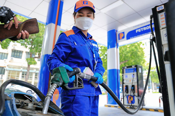 Giá xăng dầu bốc đầu tăng mạnh, RON95 vượt 23.000 đồng/lít-2