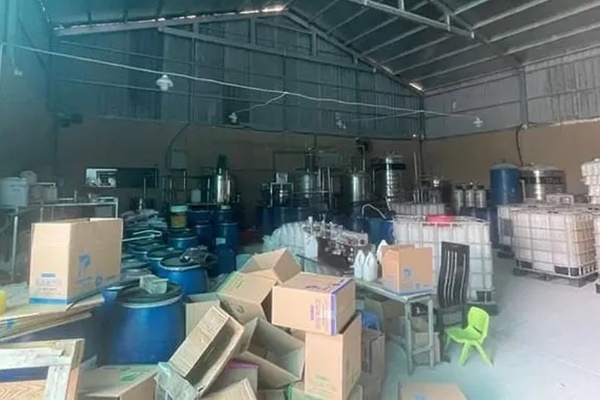 Rùng mình khi biết quy trình sản xuất nước giặt giả, chuyên gia vạch ra đống bệnh trẻ em có thể mắc nếu dùng phải-1