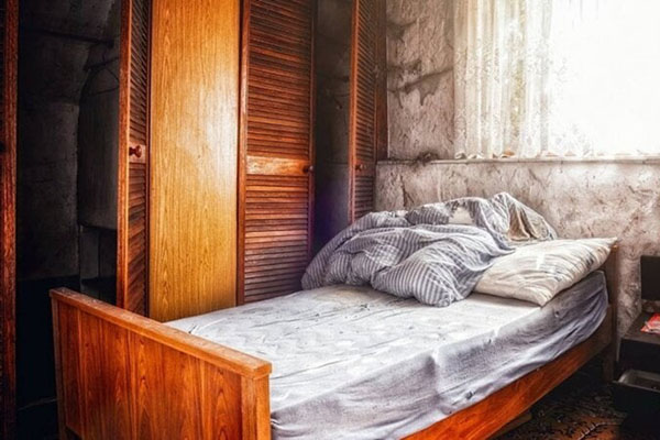 Người phụ nữ không cho nhân viên y tế vào nhà phun thuốc diệt muỗi, cảnh sát liền tới can thiệp, phát hiện bộ xương khô trong chiếc túi đen: Bí mật động trời về khoản tiền trợ cấp được hé lộ-3
