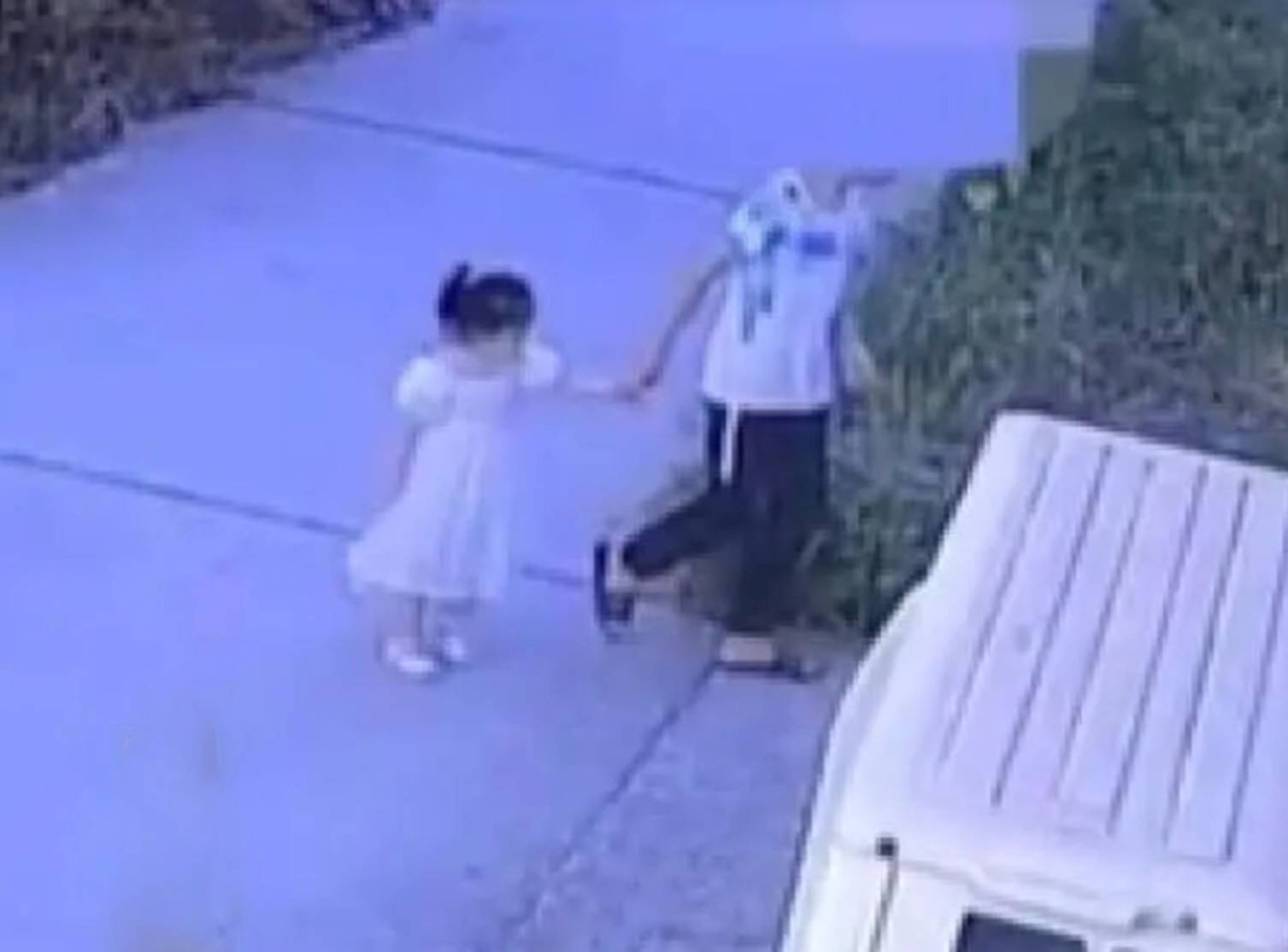 Vụ án kinh hoàng đằng sau bức ảnh anh dắt em: Nếu không được giáo dục tử tế, đứa trẻ thiên thần cũng hóa ác quỷ-1