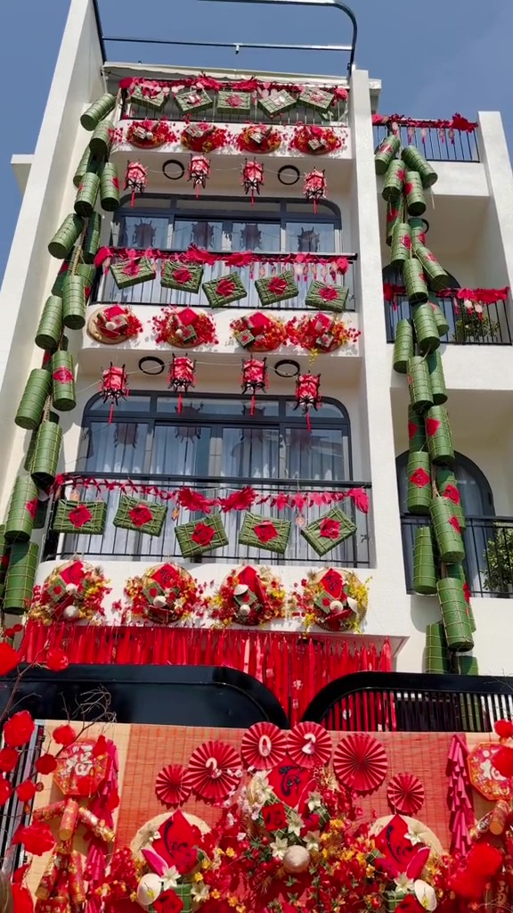 Biệt thự gấu bông hot nhất Noel 2023 đã thay áo sát Tết: Phủ bánh chưng, bánh tét kín 4 tầng lầu, đón khách như hội chợ xuân-1