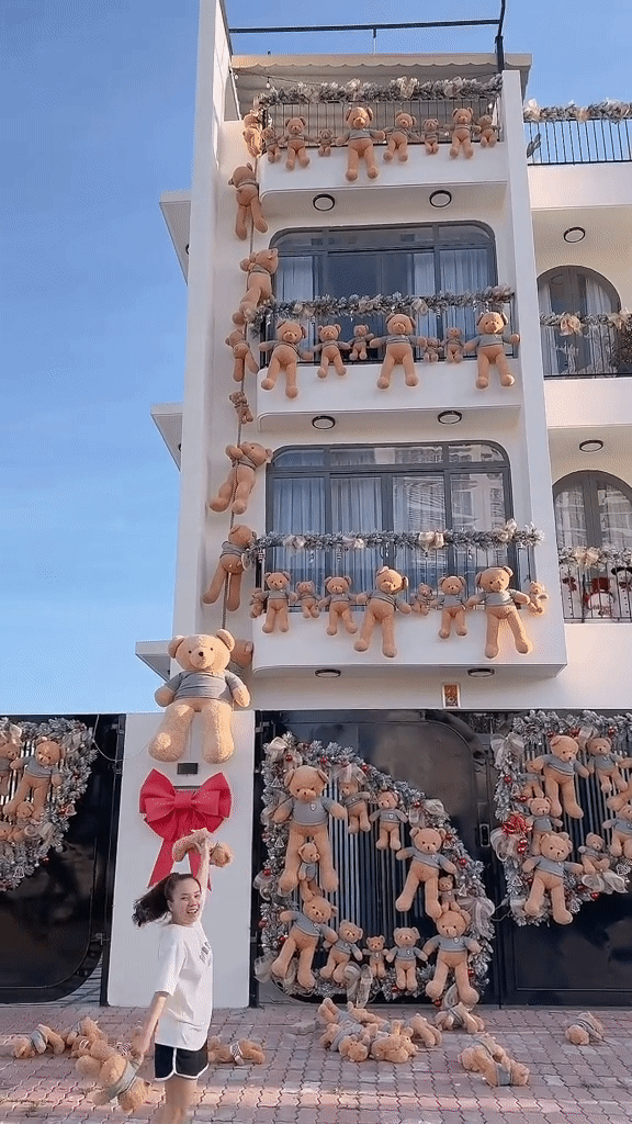 Biệt thự gấu bông hot nhất Noel 2023 đã thay áo sát Tết: Phủ bánh chưng, bánh tét kín 4 tầng lầu, đón khách như hội chợ xuân-7