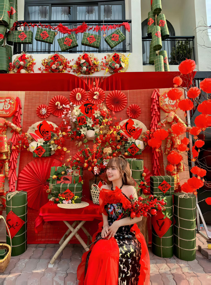 Biệt thự gấu bông hot nhất Noel 2023 đã thay áo sát Tết: Phủ bánh chưng, bánh tét kín 4 tầng lầu, đón khách như hội chợ xuân-4