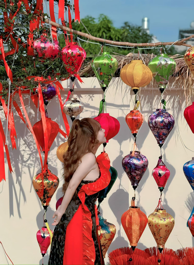 Biệt thự gấu bông hot nhất Noel 2023 đã thay áo sát Tết: Phủ bánh chưng, bánh tét kín 4 tầng lầu, đón khách như hội chợ xuân-6