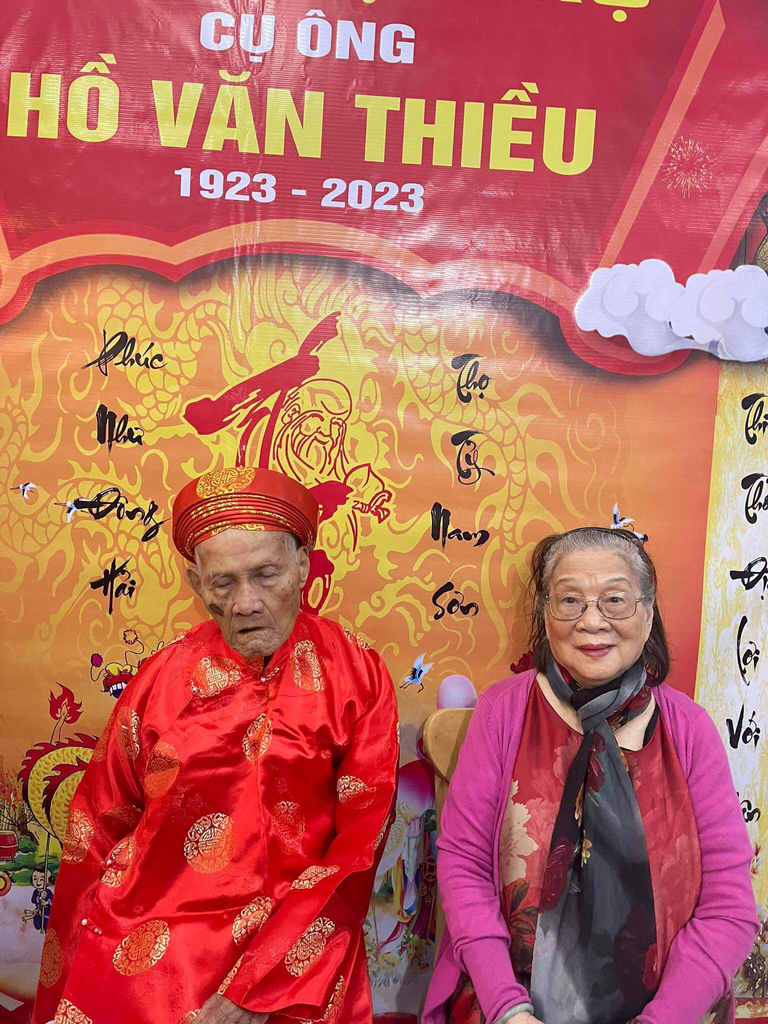 Cụ ông 100 tuổi vừa đón sinh nhật mình vừa ngủ gật-2