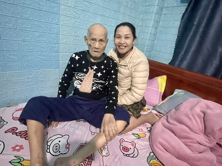 Cụ ông 100 tuổi vừa đón sinh nhật mình vừa ngủ gật-5