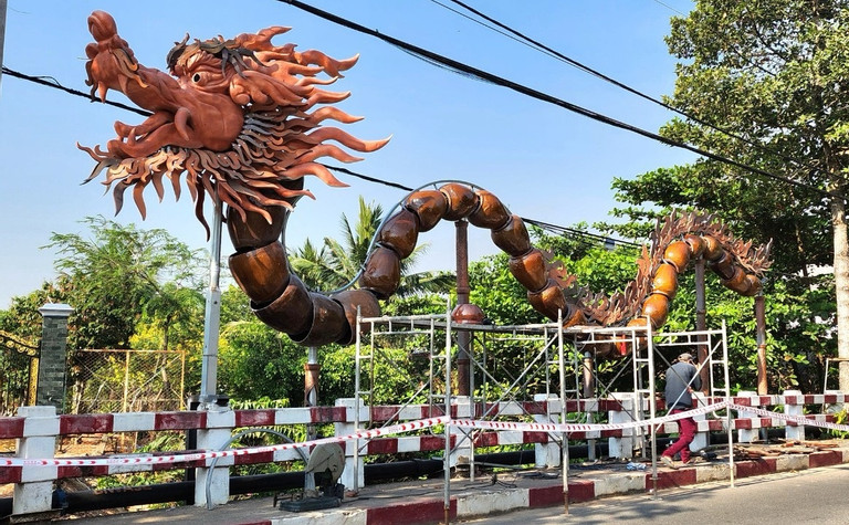 Đắp từ hàng chục lu đất, linh vật rồng uốn lượn bên sông làm nhiều người say mê-1