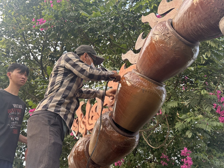 Đắp từ hàng chục lu đất, linh vật rồng uốn lượn bên sông làm nhiều người say mê-2