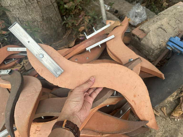 Đắp từ hàng chục lu đất, linh vật rồng uốn lượn bên sông làm nhiều người say mê-3