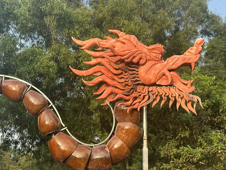 Đắp từ hàng chục lu đất, linh vật rồng uốn lượn bên sông làm nhiều người say mê-4