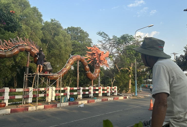 Đắp từ hàng chục lu đất, linh vật rồng uốn lượn bên sông làm nhiều người say mê-5