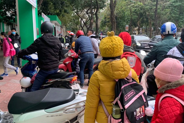 Học sinh ở nơi 4 không quấn chăn đến trường chống chọi giá rét-11