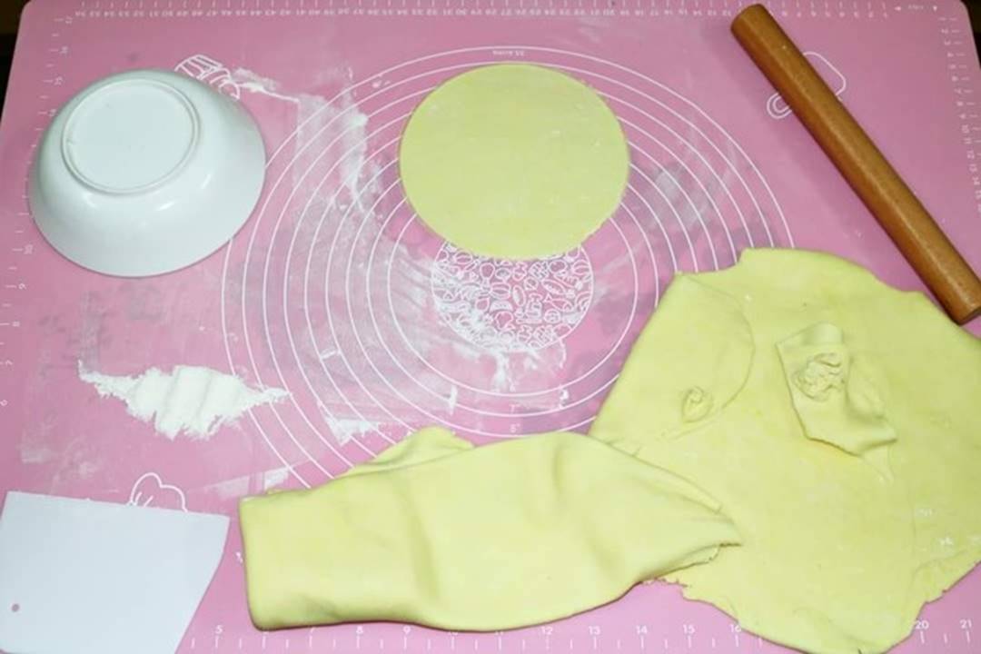 Mẹ đảm Hà Nội trổ tài làm bánh gối vỏ vàng ruộm, giòn tan, thơm ngon và hấp dẫn-3