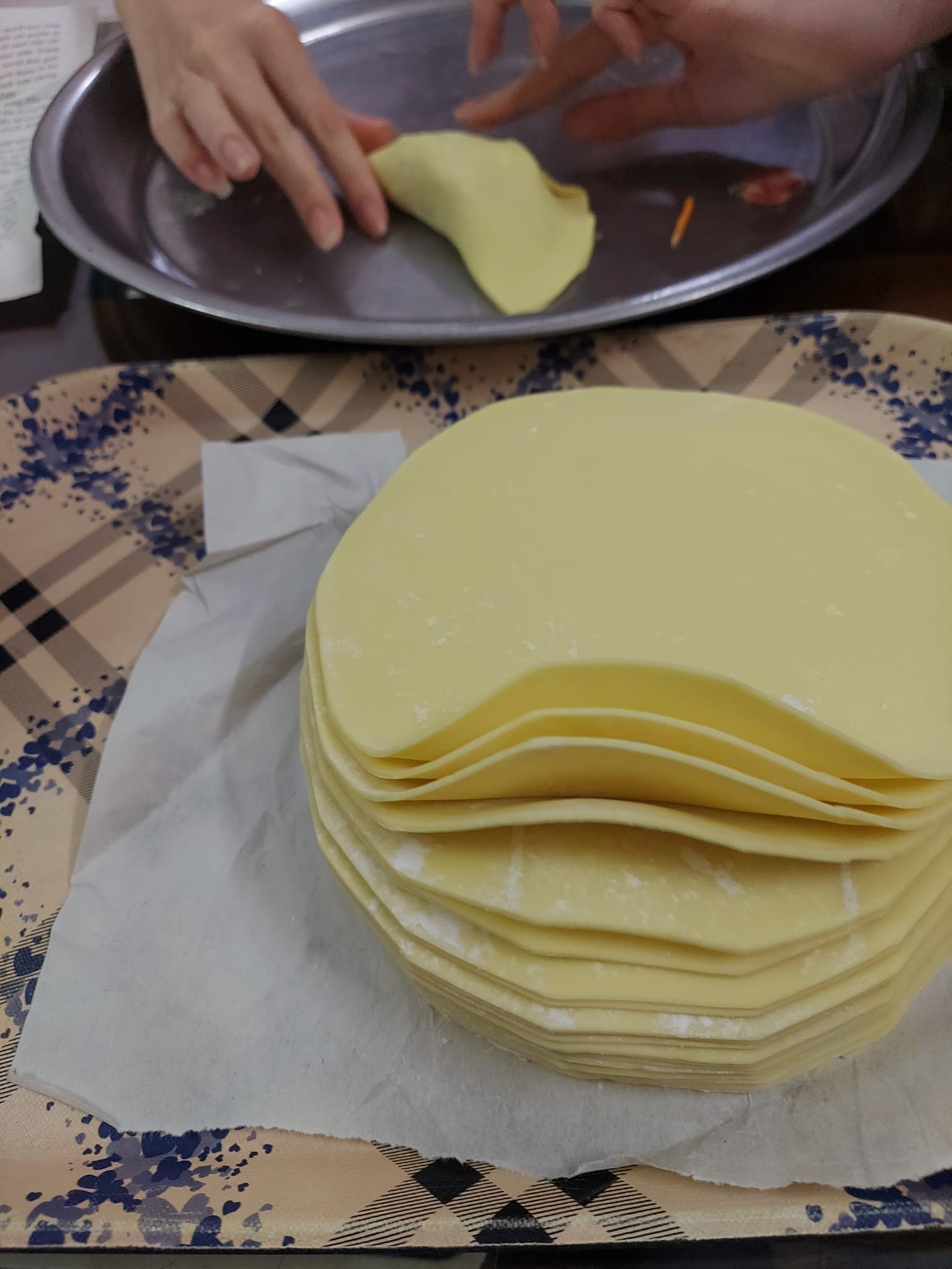 Mẹ đảm Hà Nội trổ tài làm bánh gối vỏ vàng ruộm, giòn tan, thơm ngon và hấp dẫn-5