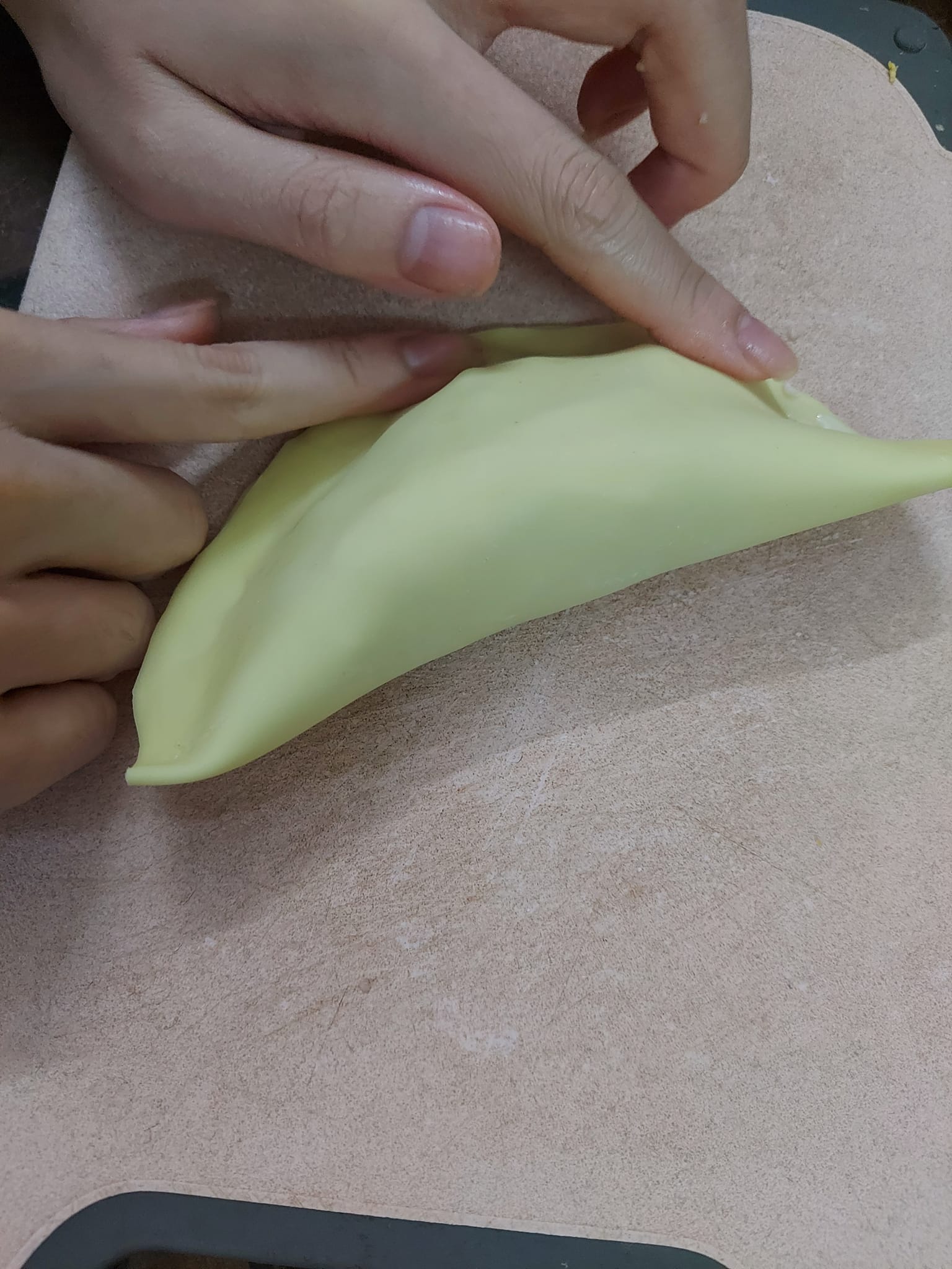 Mẹ đảm Hà Nội trổ tài làm bánh gối vỏ vàng ruộm, giòn tan, thơm ngon và hấp dẫn-7