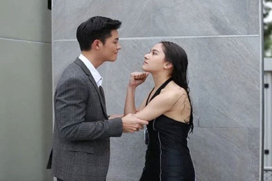 Cầm 5 triệu mẹ chồng đền tiền đôi giày mà tôi thấy xót xa, căm giận chồng mình