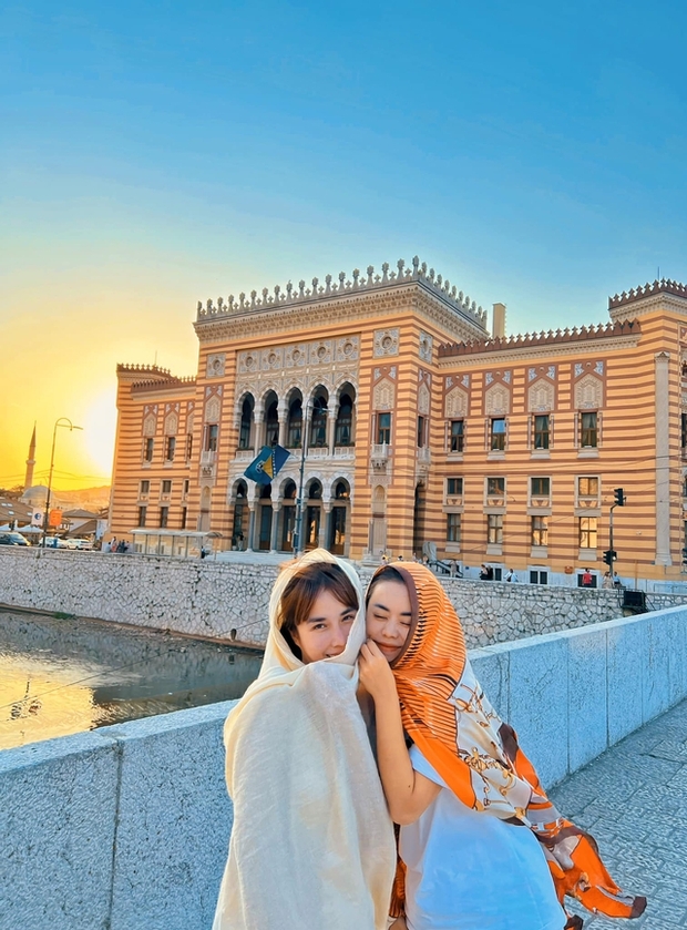 Bù đắp tuổi trẻ đói kém, đôi bạn thân đưa nhau đi 19 nước châu Âu, du lịch sang chảnh kỷ niệm 18 năm tình bạn-7