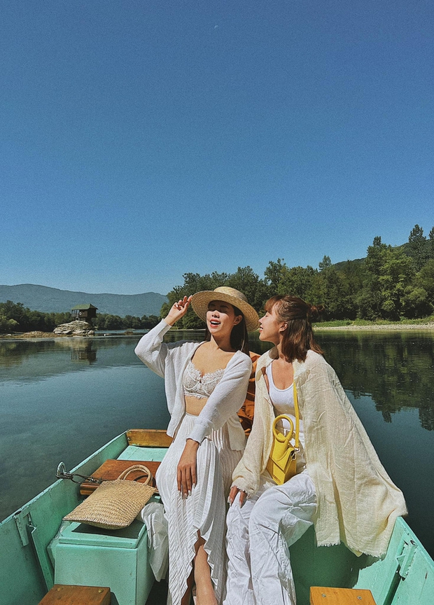 Bù đắp tuổi trẻ đói kém, đôi bạn thân đưa nhau đi 19 nước châu Âu, du lịch sang chảnh kỷ niệm 18 năm tình bạn-13