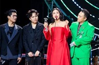 Vượt Hoàng Thuỳ Linh, Văn Mai Hương bật khóc khi nhận giải 'Nữ ca sĩ của năm'