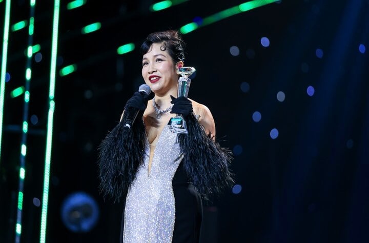 Vượt Hoàng Thuỳ Linh, Văn Mai Hương bật khóc khi nhận giải Nữ ca sĩ của năm-5