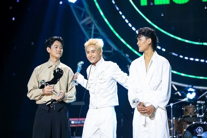 Vượt Hoàng Thuỳ Linh, Văn Mai Hương bật khóc khi nhận giải Nữ ca sĩ của năm-2