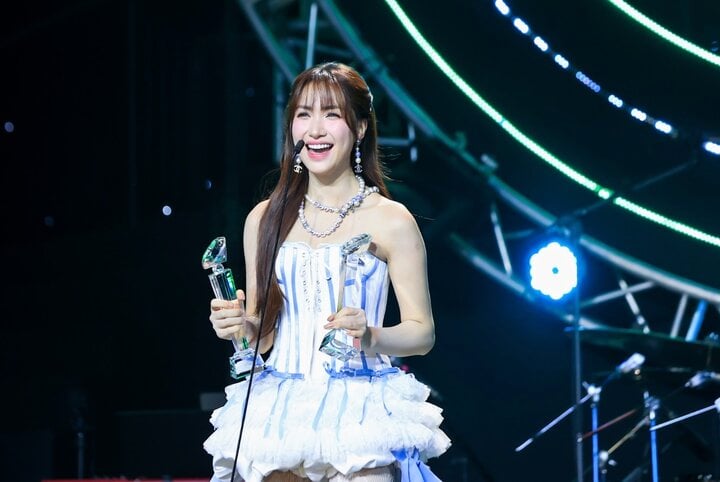 Vượt Hoàng Thuỳ Linh, Văn Mai Hương bật khóc khi nhận giải Nữ ca sĩ của năm-4