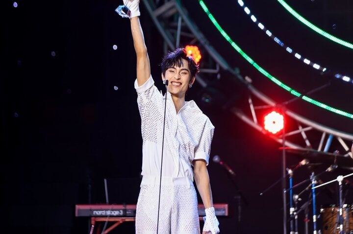 Vượt Hoàng Thuỳ Linh, Văn Mai Hương bật khóc khi nhận giải Nữ ca sĩ của năm-3