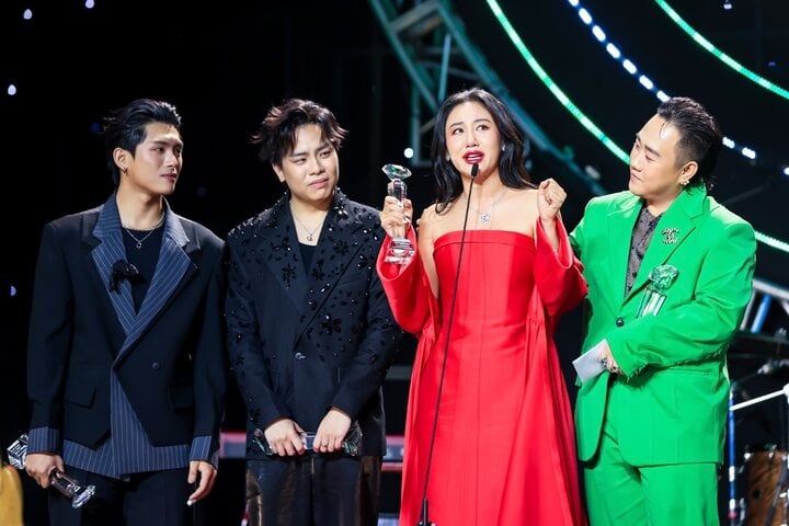 Vượt Hoàng Thuỳ Linh, Văn Mai Hương bật khóc khi nhận giải Nữ ca sĩ của năm-1