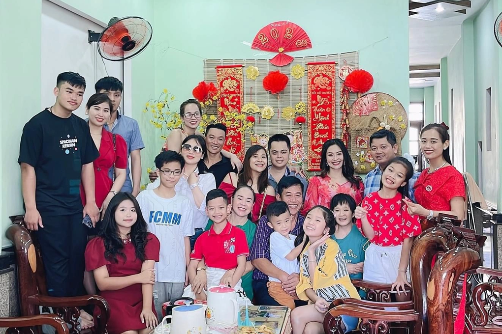 Gia đình ở Bình Phước sinh 7 con gái, mỗi lần đi ăn chơi là bao cả quán-2