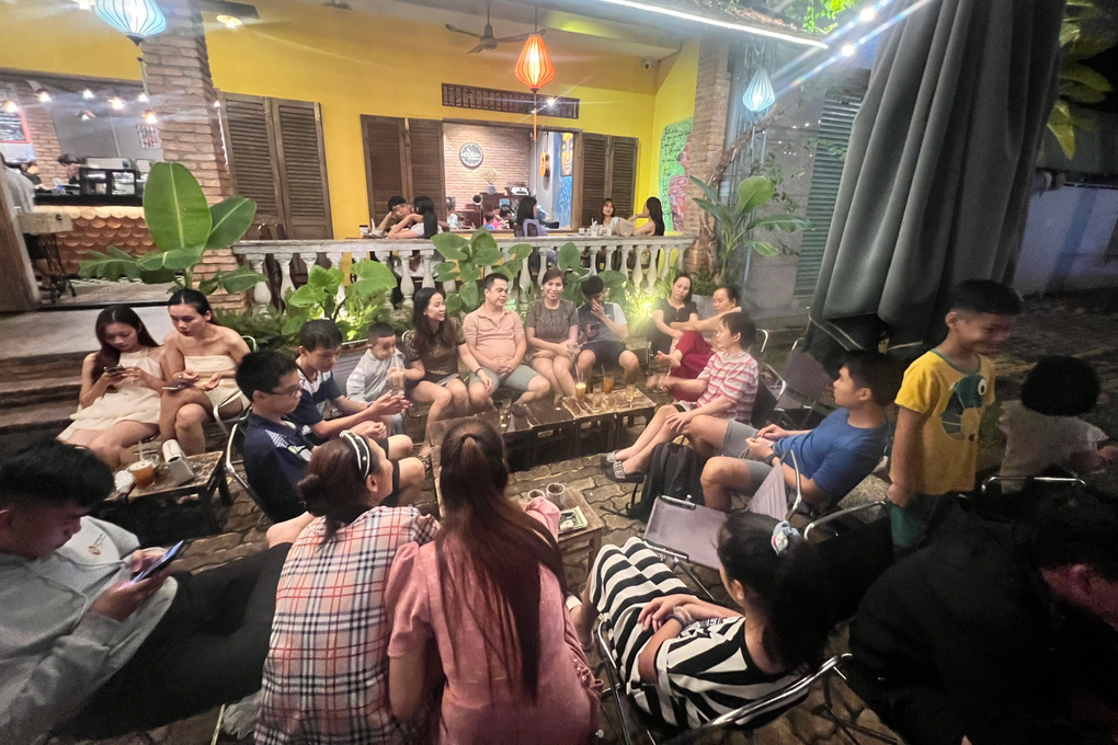 Gia đình ở Bình Phước sinh 7 con gái, mỗi lần đi ăn chơi là bao cả quán-4