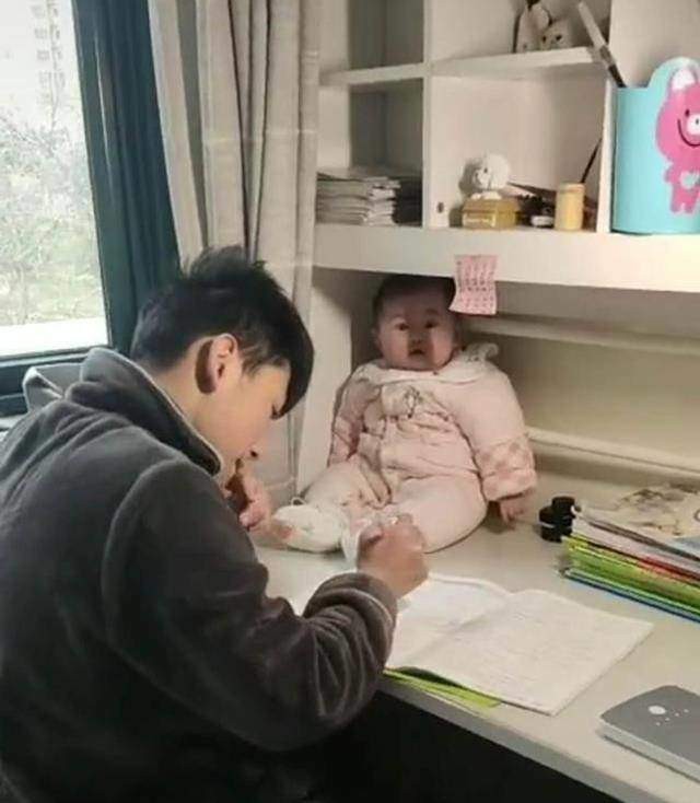 Khoảnh khắc em gái sơ sinh được anh trai cách 10 tuổi cưng chiều gây bão mạng, hội mẹ bỉm tan chảy-1