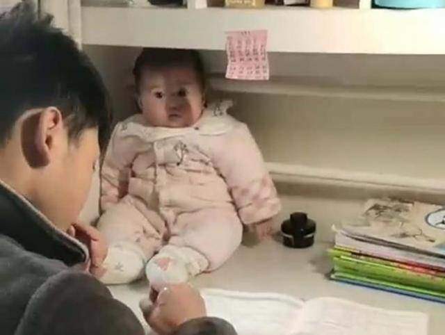 Khoảnh khắc em gái sơ sinh được anh trai cách 10 tuổi cưng chiều gây bão mạng, hội mẹ bỉm tan chảy-2