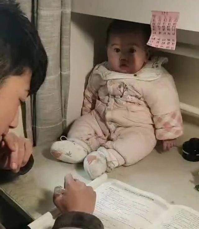 Khoảnh khắc em gái sơ sinh được anh trai cách 10 tuổi cưng chiều gây bão mạng, hội mẹ bỉm tan chảy-3
