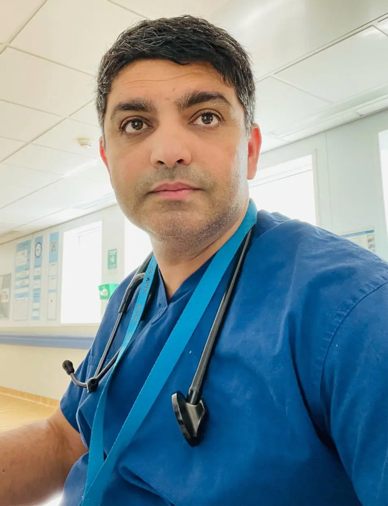 Bác sĩ cứu bệnh nhân trên máy bay bằng đồng hồ mượn của tiếp viên-1