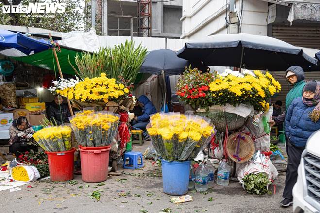 Người Hà Nội sắm lễ cúng rằm cuối cùng năm Quý Mão trong giá rét-7