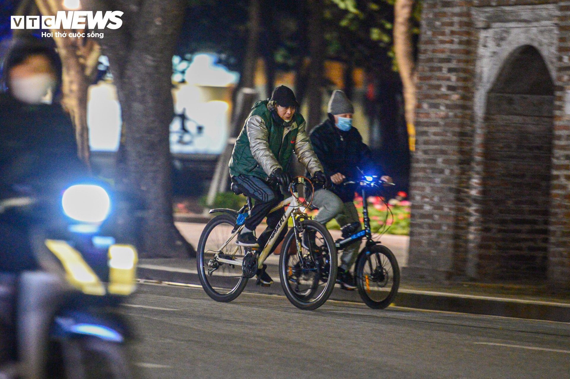 Trời rét căm căm, nhiều người vẫn dậy từ tờ mờ sáng ra Hồ Gươm tập thể dục-3