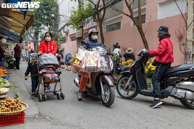 Người Hà Nội sắm lễ cúng rằm cuối cùng năm Quý Mão trong giá rét-18