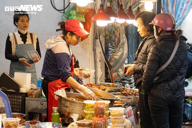 Người Hà Nội sắm lễ cúng rằm cuối cùng năm Quý Mão trong giá rét-19