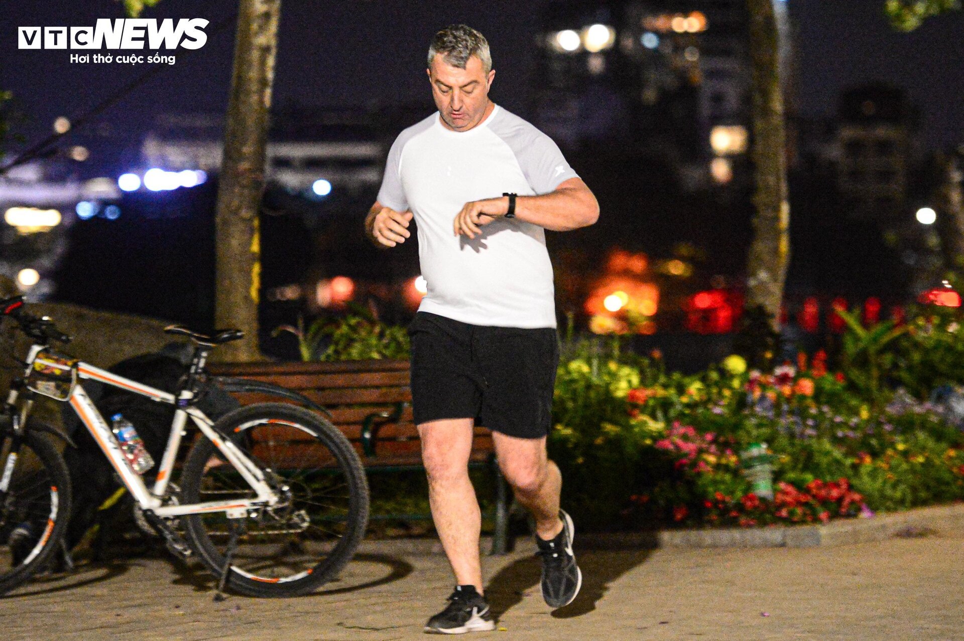 Trời rét căm căm, nhiều người vẫn dậy từ tờ mờ sáng ra Hồ Gươm tập thể dục-4