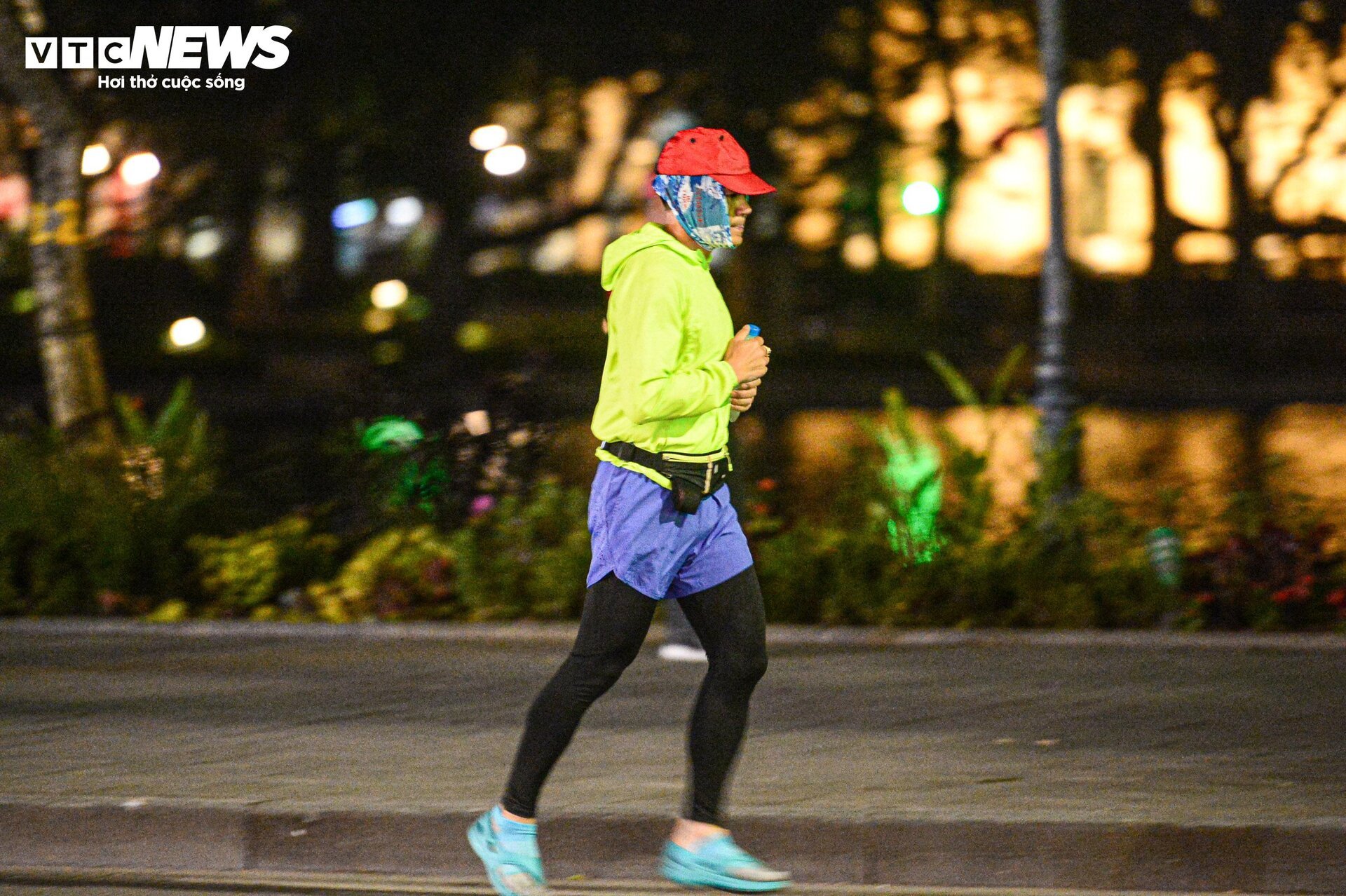 Trời rét căm căm, nhiều người vẫn dậy từ tờ mờ sáng ra Hồ Gươm tập thể dục-5