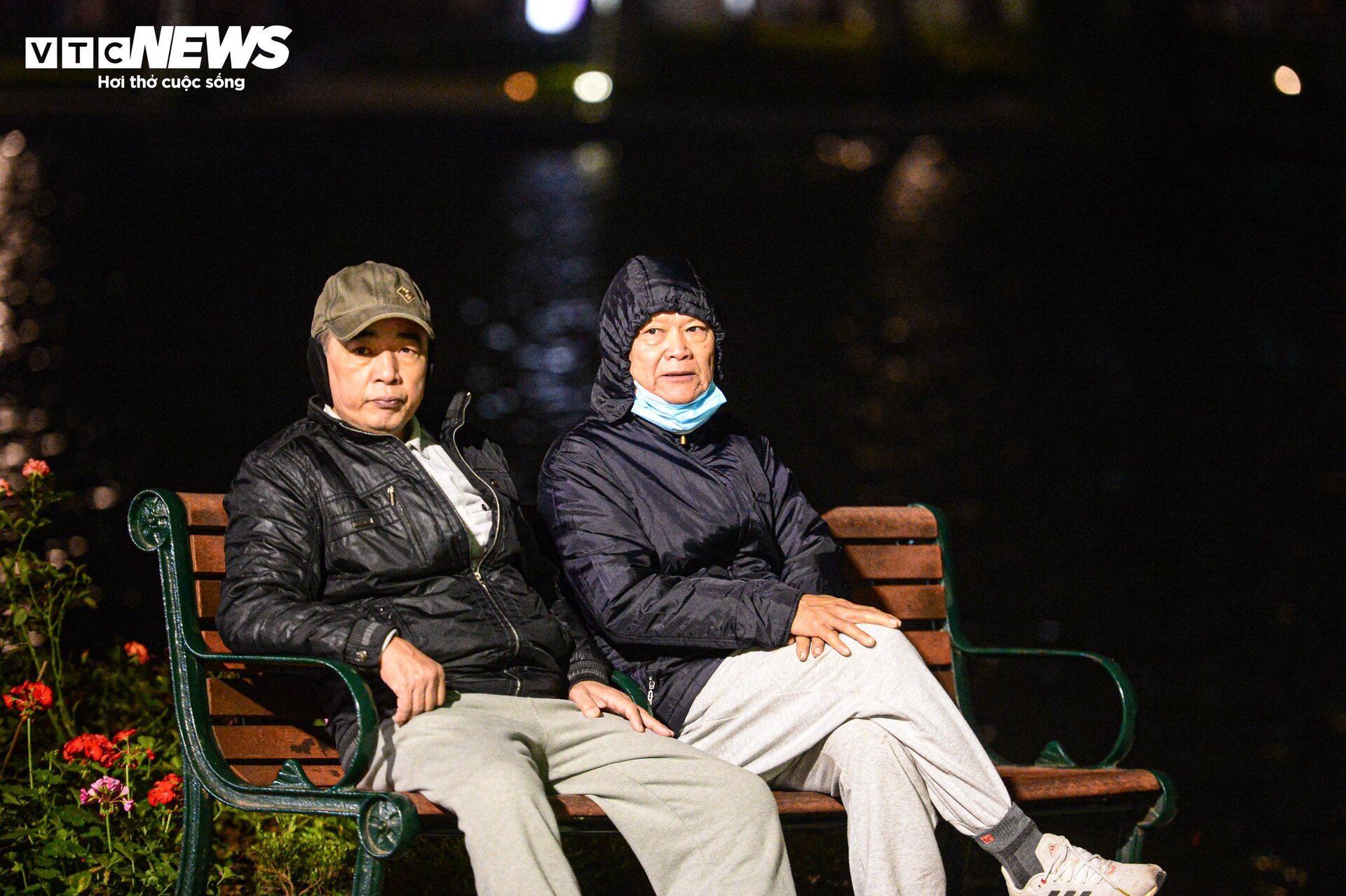 Trời rét căm căm, nhiều người vẫn dậy từ tờ mờ sáng ra Hồ Gươm tập thể dục-6