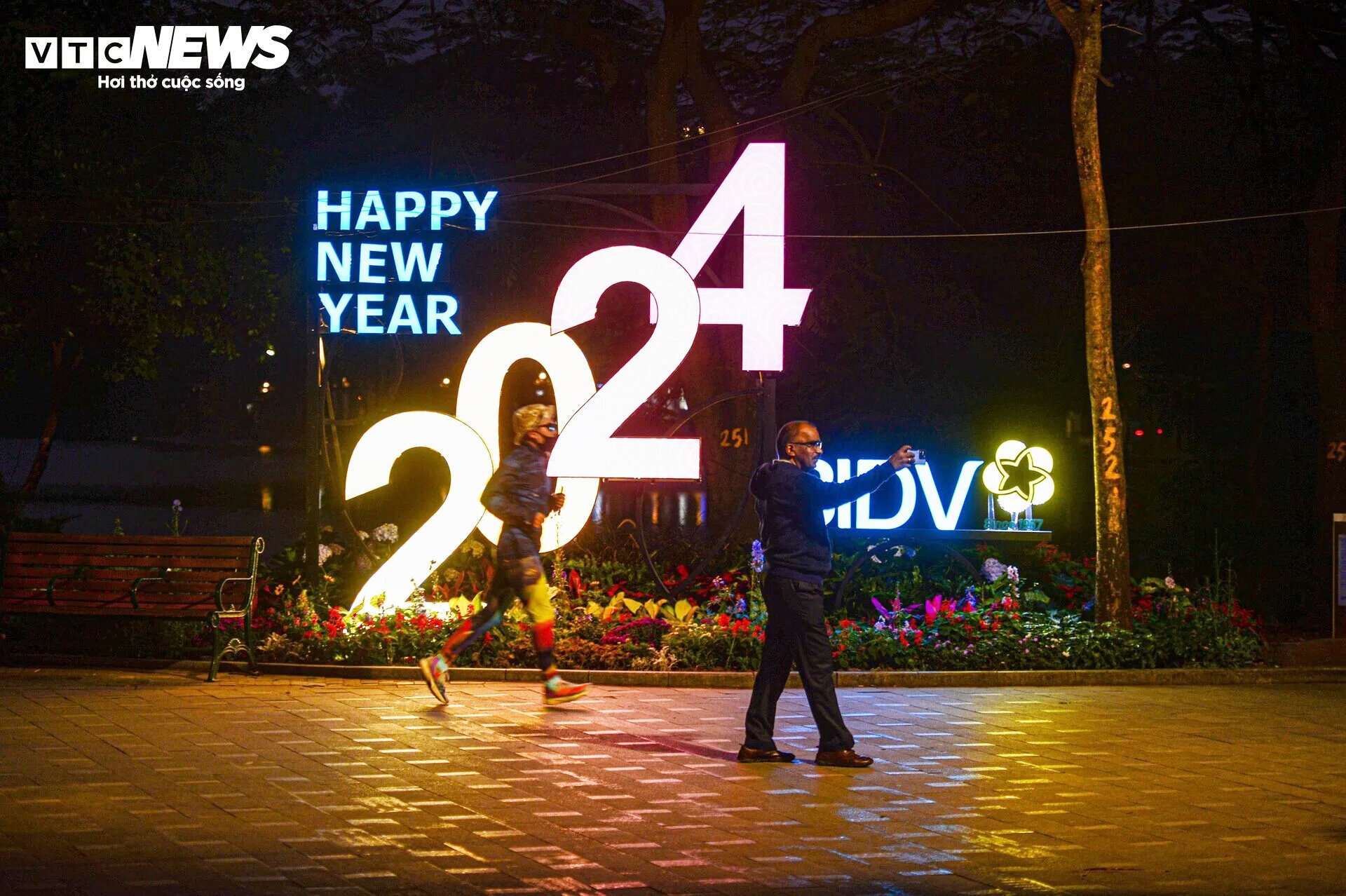 Trời rét căm căm, nhiều người vẫn dậy từ tờ mờ sáng ra Hồ Gươm tập thể dục-8