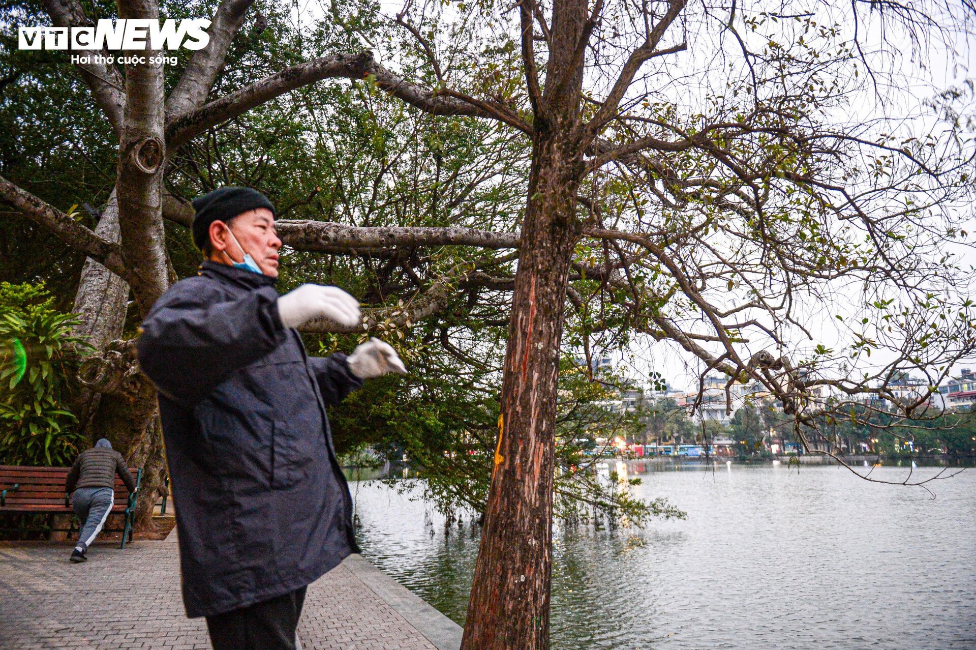 Trời rét căm căm, nhiều người vẫn dậy từ tờ mờ sáng ra Hồ Gươm tập thể dục-10