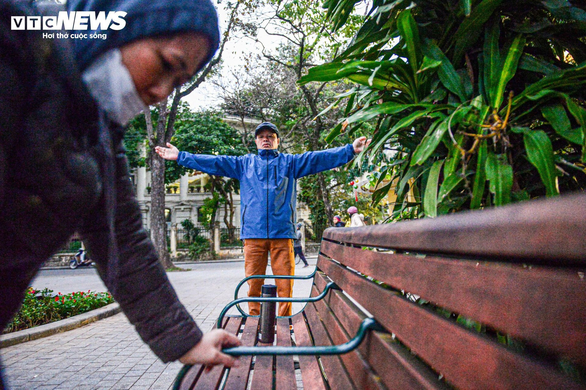 Trời rét căm căm, nhiều người vẫn dậy từ tờ mờ sáng ra Hồ Gươm tập thể dục-9