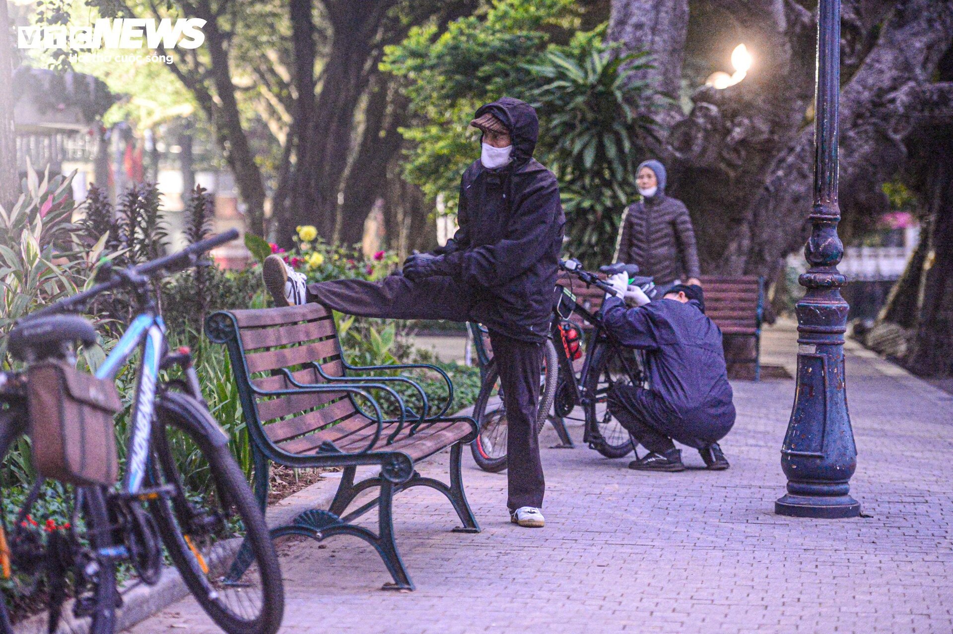 Trời rét căm căm, nhiều người vẫn dậy từ tờ mờ sáng ra Hồ Gươm tập thể dục-11