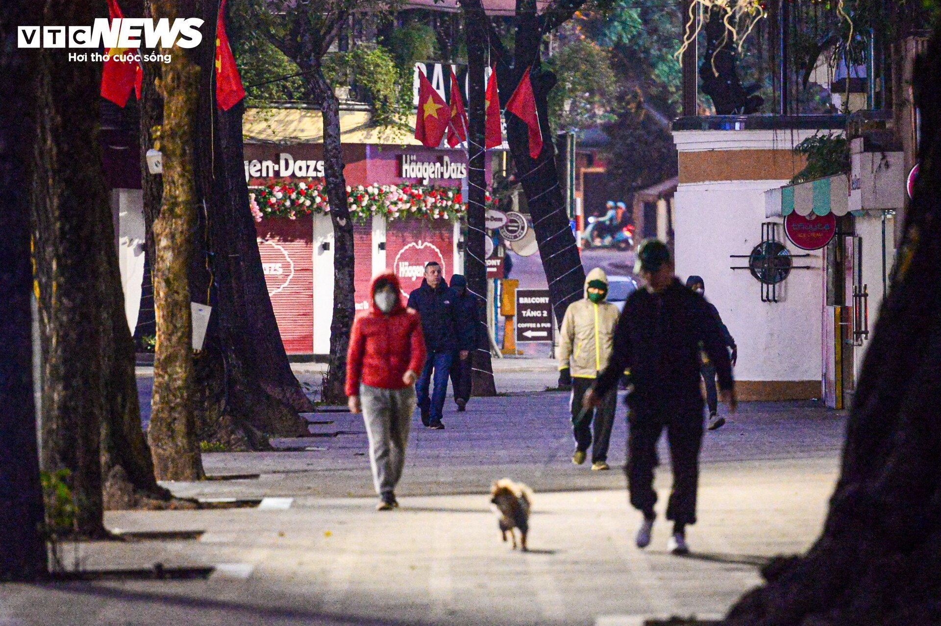 Trời rét căm căm, nhiều người vẫn dậy từ tờ mờ sáng ra Hồ Gươm tập thể dục-12