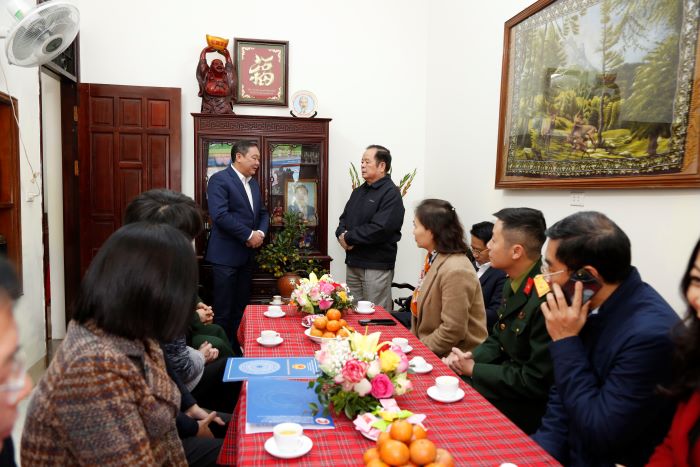 Phó Chủ tịch Thường trực UBND Thành phố Lê Hồng Sơn thăm, tặng quà các gia đình chính sách quận Hà Đông-3