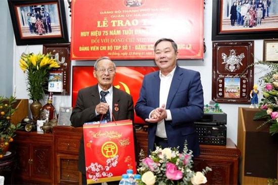 Phó Chủ tịch Thường trực UBND Thành phố Lê Hồng Sơn thăm, tặng quà các gia đình chính sách quận Hà Đông