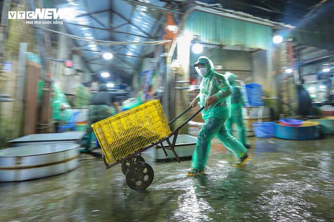 Những bàn tay khiêng đá, bắt cá mưu sinh trong giá rét 9 độ C ở Hà Nội-4