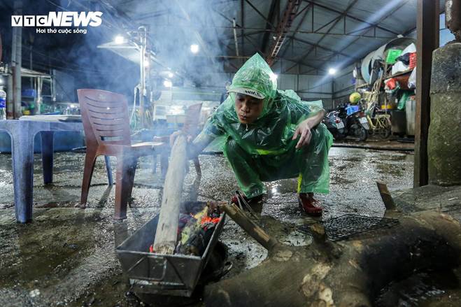 Những bàn tay khiêng đá, bắt cá mưu sinh trong giá rét 9 độ C ở Hà Nội-22